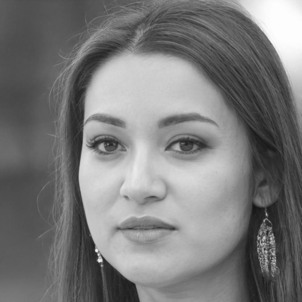 Retrato profesional de Carmen Ruiz, consultora en finanzas para trabajadores independientes