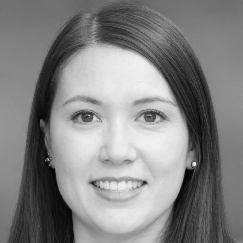 Retrato profesional de Laura Martínez, facilitadora especializada en presupuestos familiares
