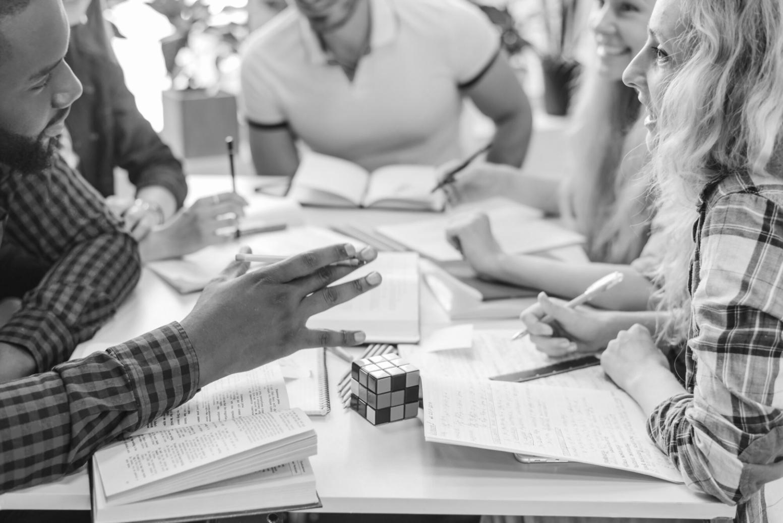 Espacio de trabajo colaborativo preparado para taller de planificación financiera